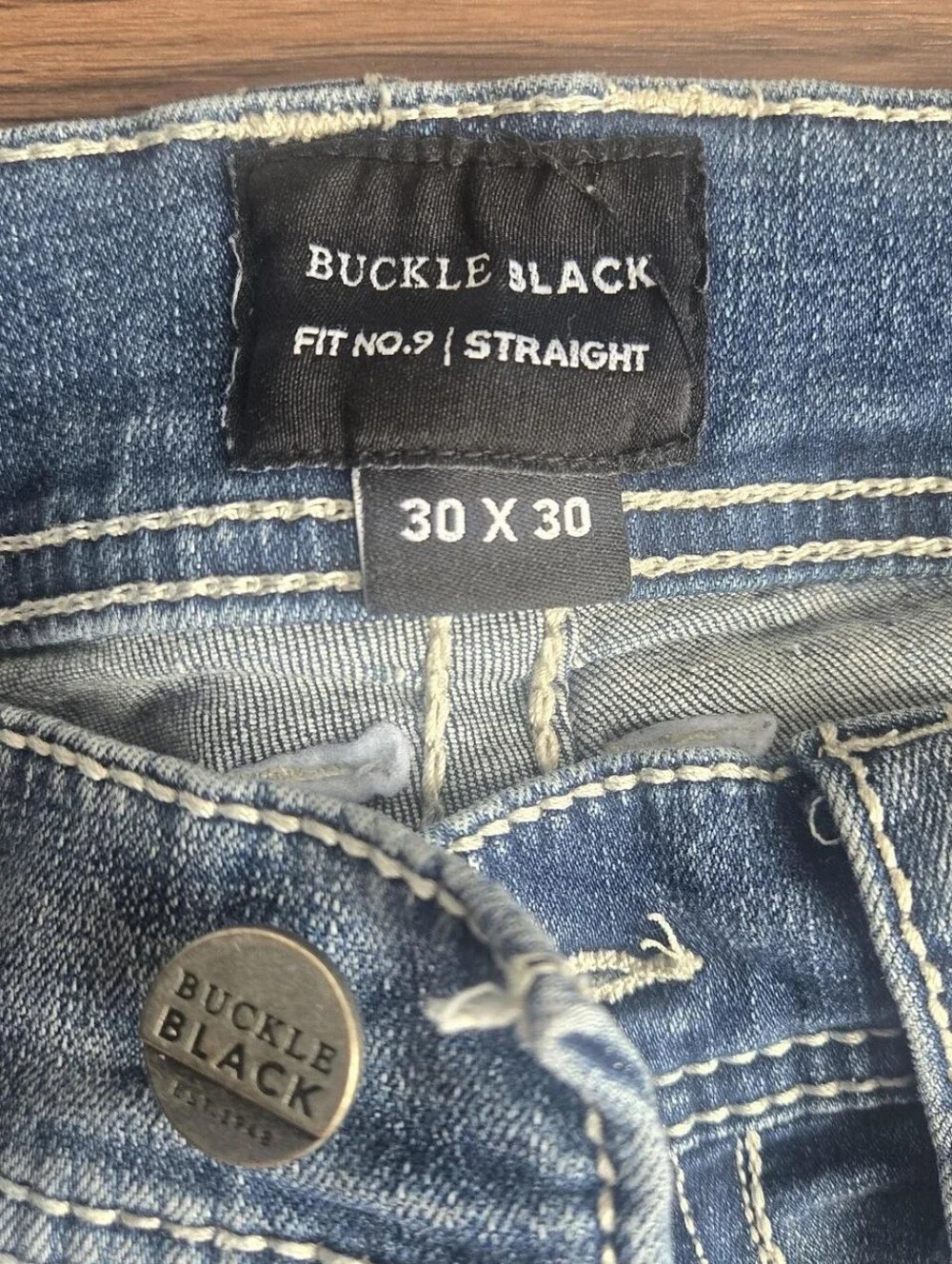 Buckle Black Fit No.9 Straight Blue Jeans
